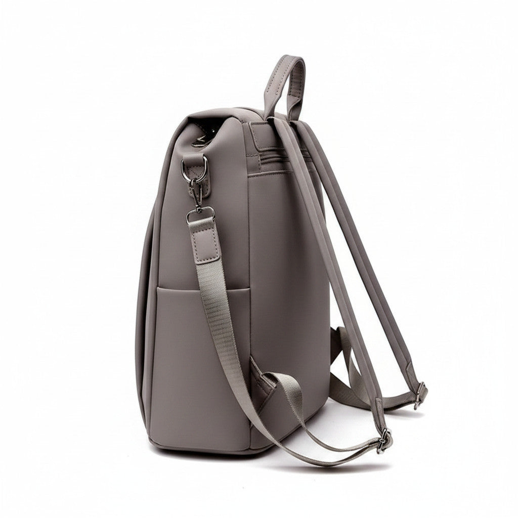 Sac à dos MoveLite gris en cuir synthétique avec bretelles ajustables, vue de profil sur fond blanc