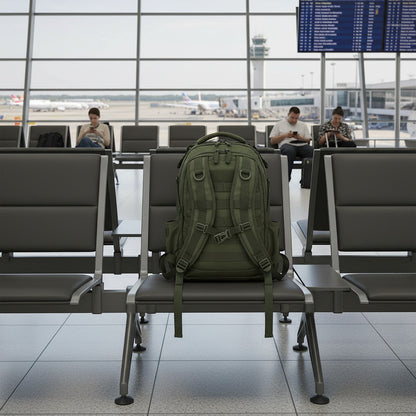Sac à dos tactique MoveLite ROAMER vert olive posé sur un siège dans un terminal d'aéroport moderne
