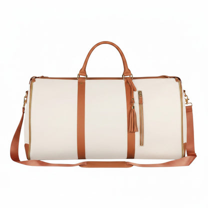 Sac de voyage MoveLite Blossom beige et marron avec finitions en cuir et pompon décoratif sur fond blanc