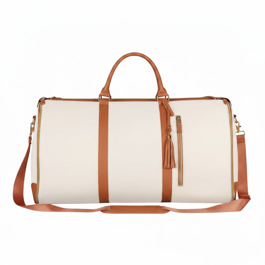 Sac de voyage MoveLite Blossom beige et marron avec finitions en cuir et pompon décoratif sur fond blanc