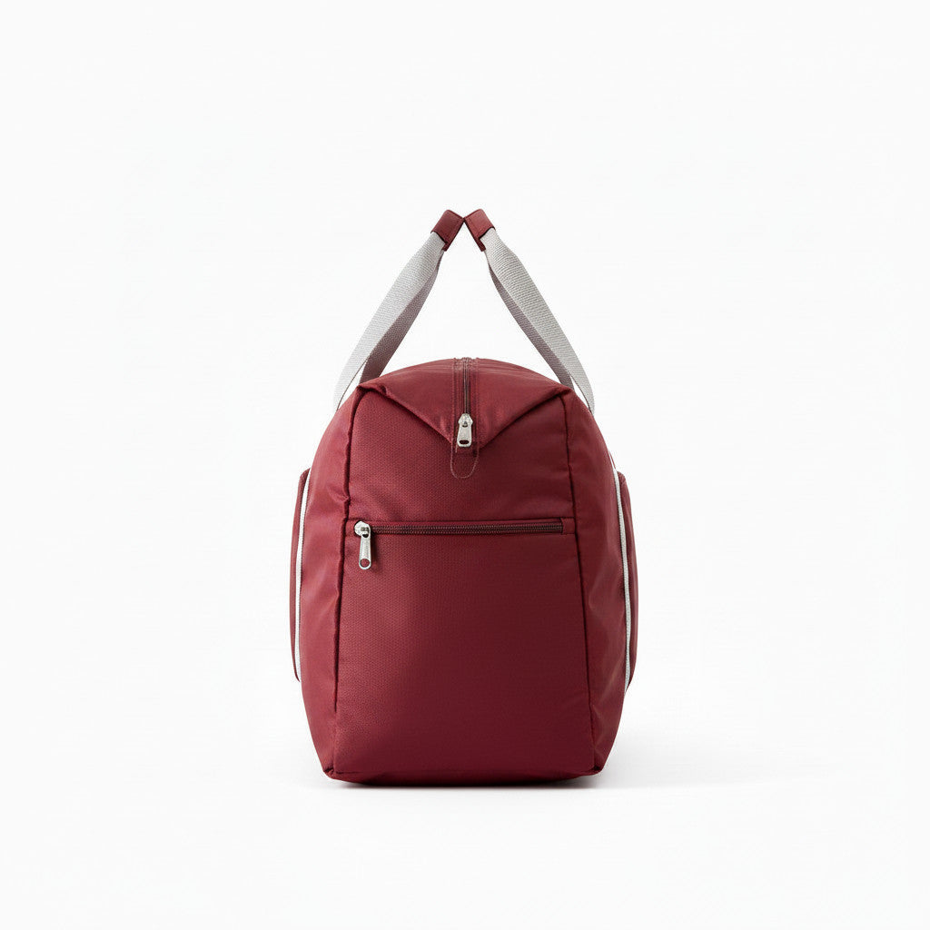Sac de voyage MoveLite bordeaux en nylon avec poignées grises et poche zippée frontale sur fond blanc