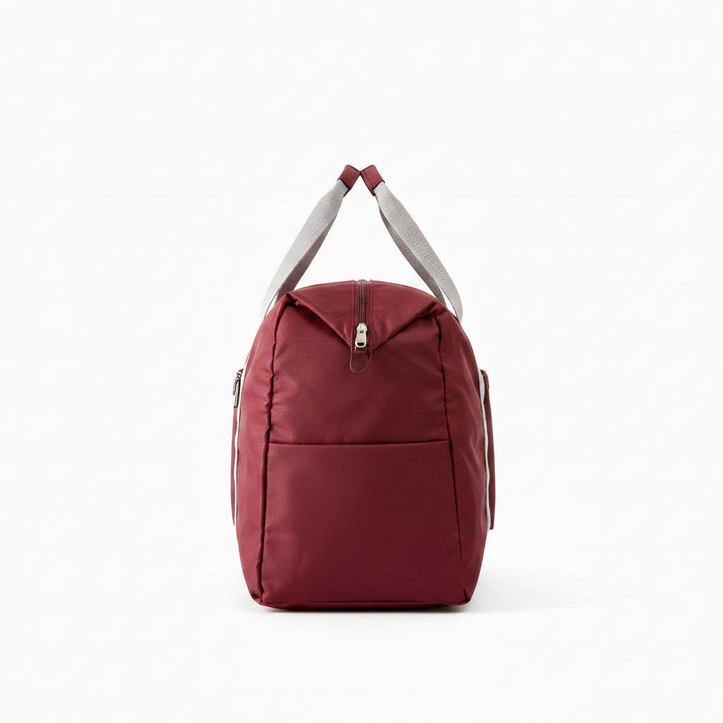 Sac de voyage MoveLite Evasion bordeaux avec anses grises, vue de profil, design compact et fonctionnel