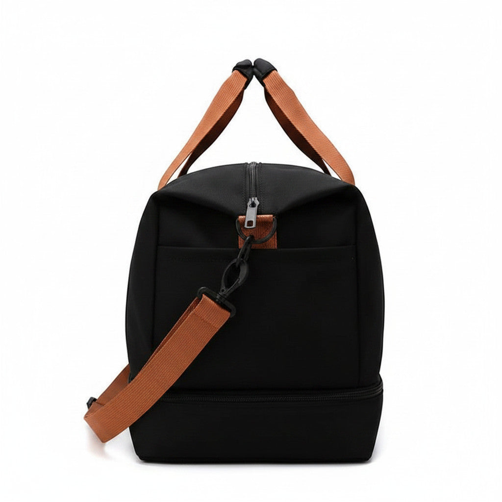 Sac de voyage MoveLite noir avec anses et bandoulière marron, vue latérale montrant le compartiment inférieur zippé
